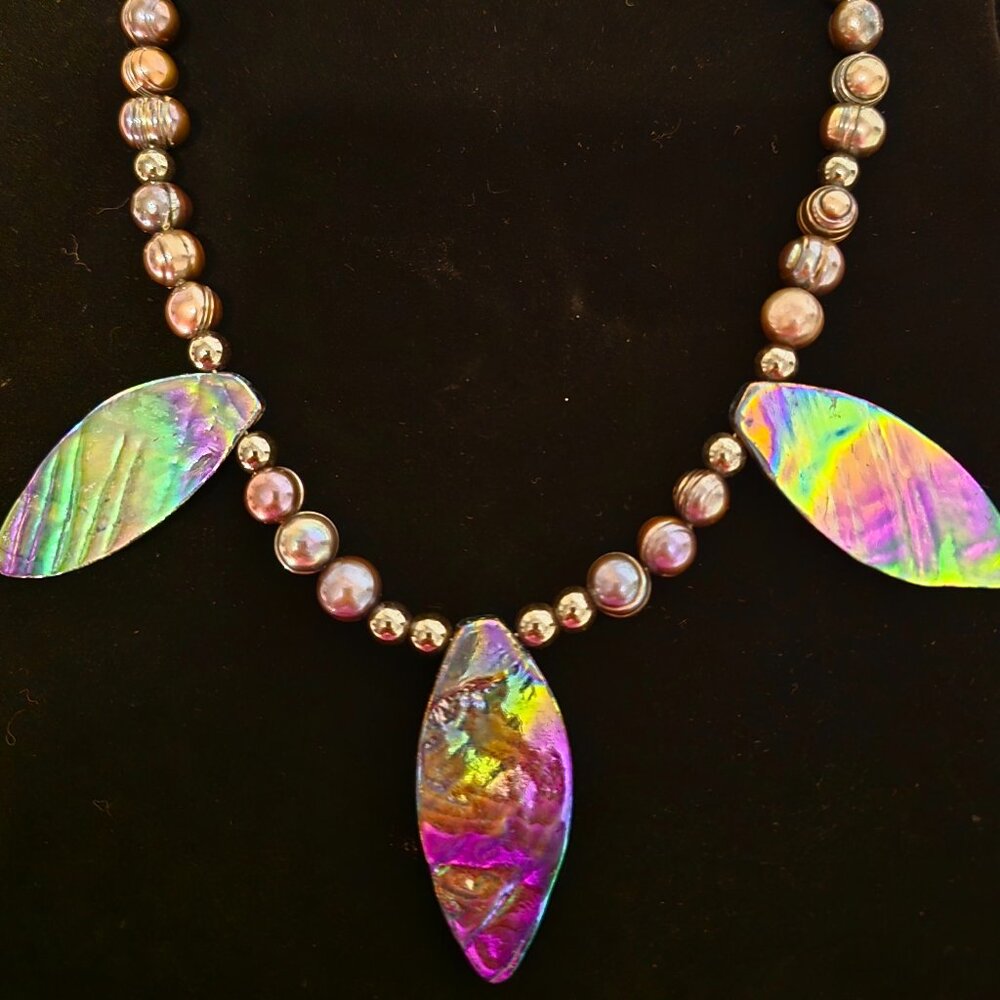 Very Unique - Grey Mother of Pearl Necklace with Hematite